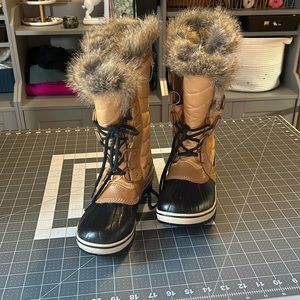 Women’s Sorely Joan of Arc Boots, like new, size 8